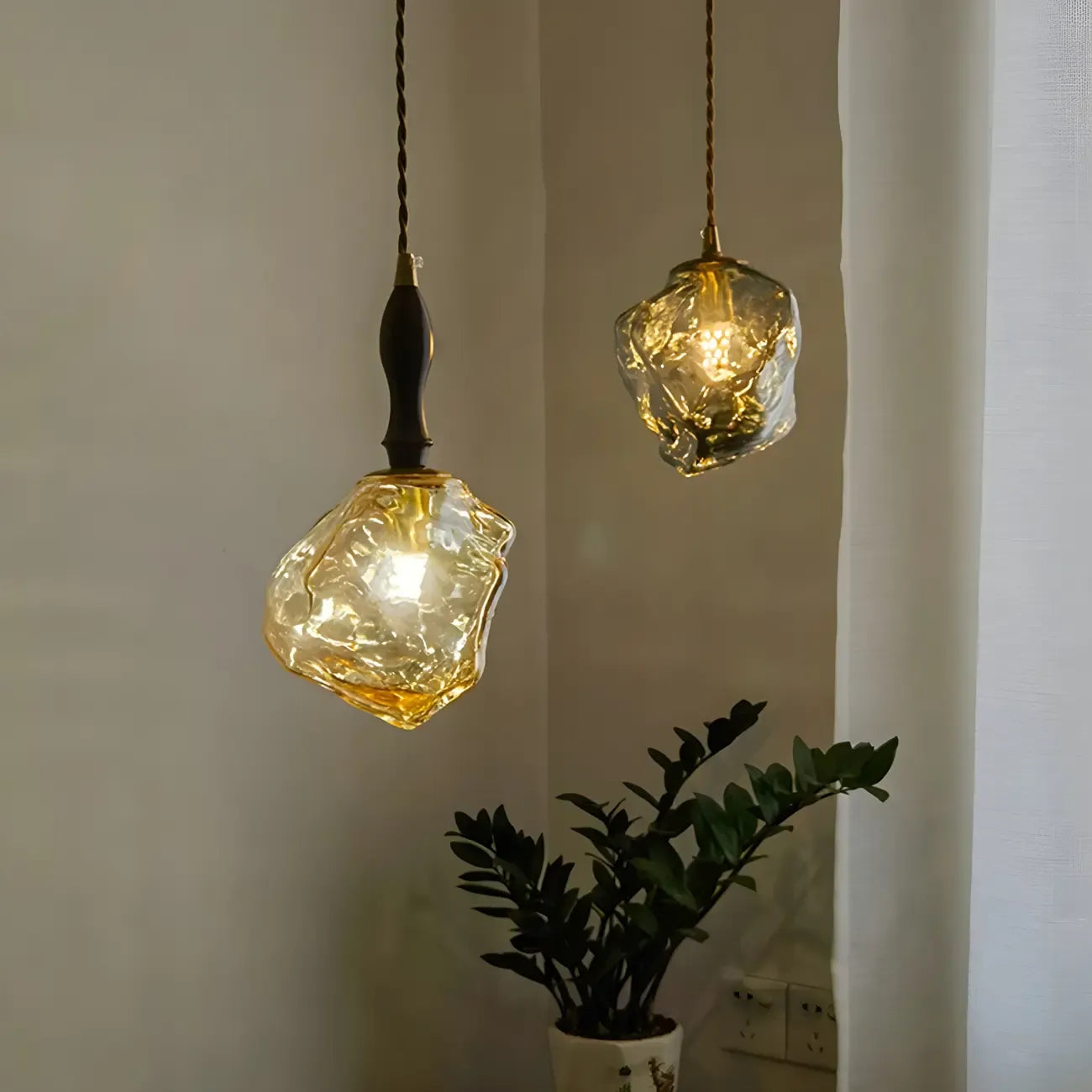 Suspension moderne en cristal ambré irrégulier pour la décoration intérieure