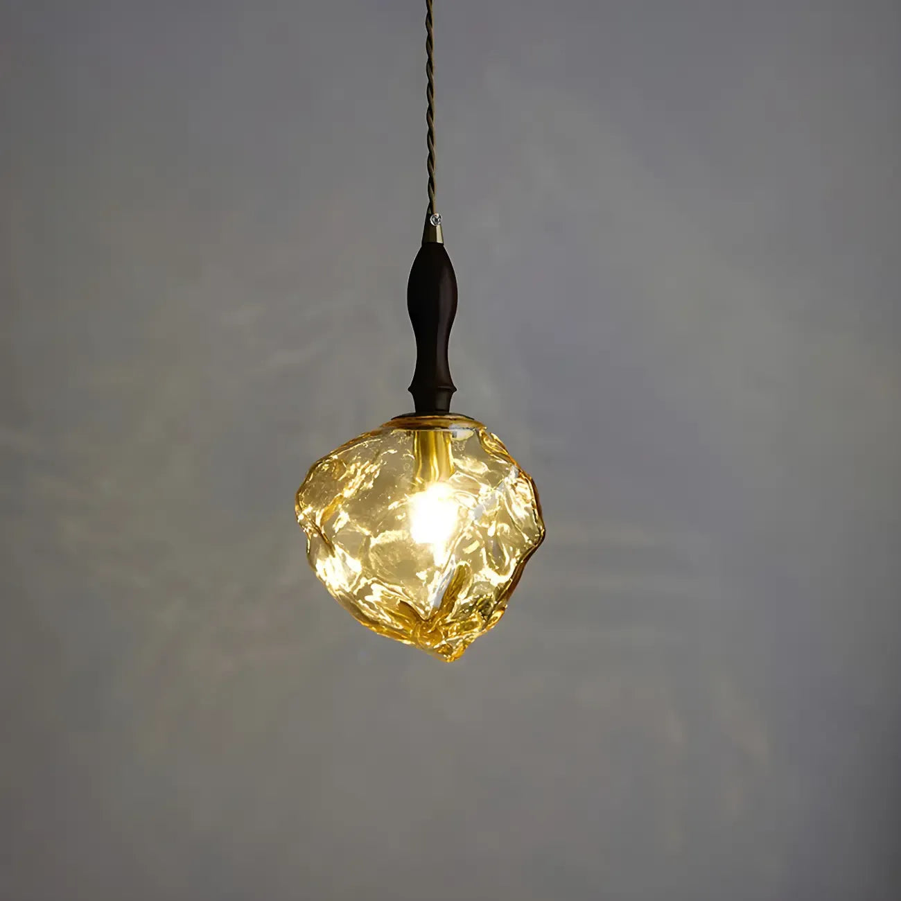 Suspension moderne en cristal ambré irrégulier pour la décoration intérieure