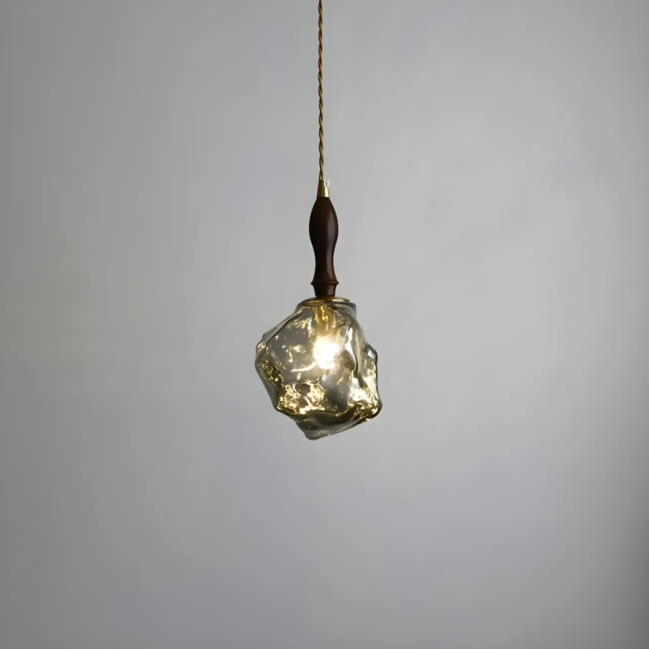 Suspension moderne en cristal ambré irrégulier pour la décoration intérieure