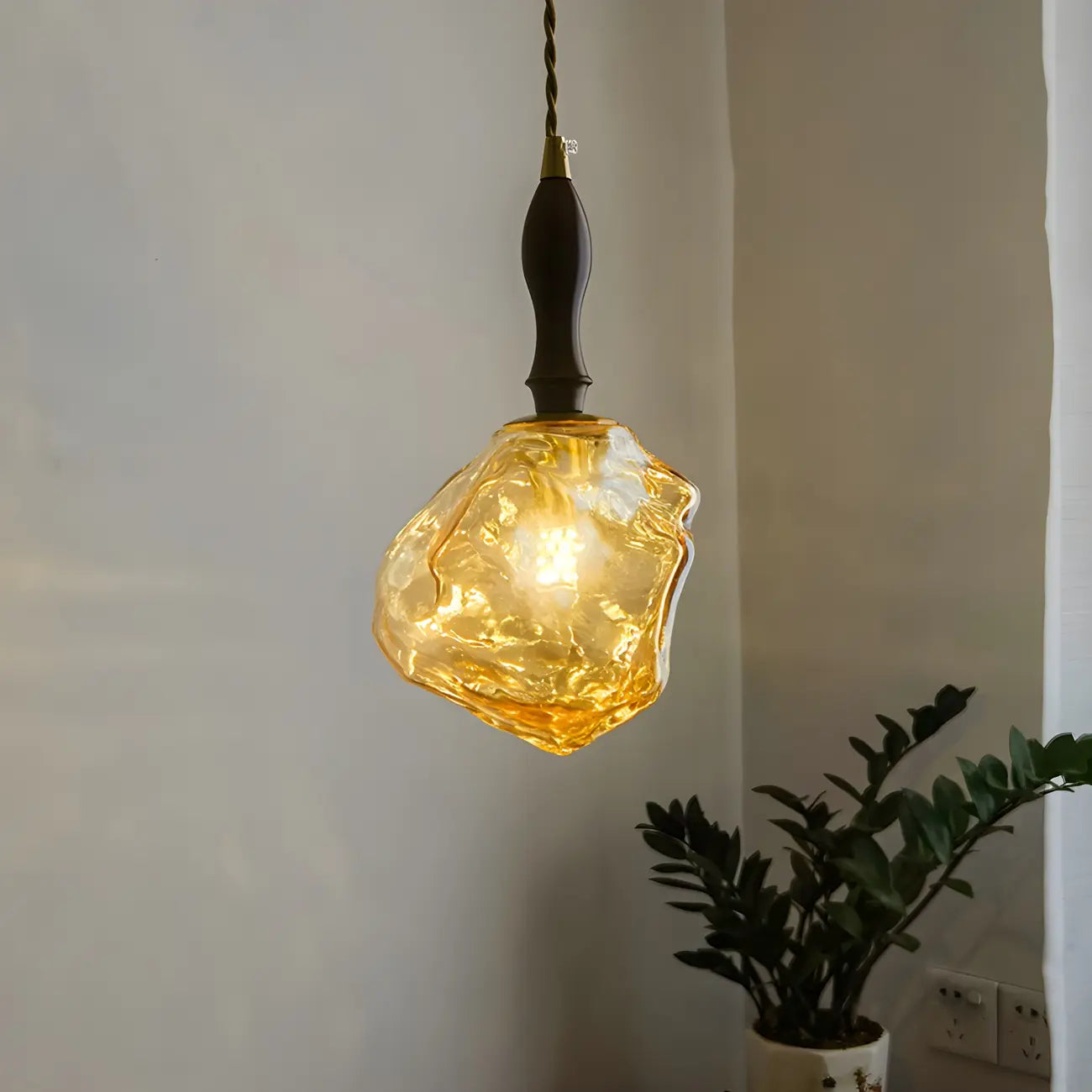 Suspension moderne en cristal ambré irrégulier pour la décoration intérieure