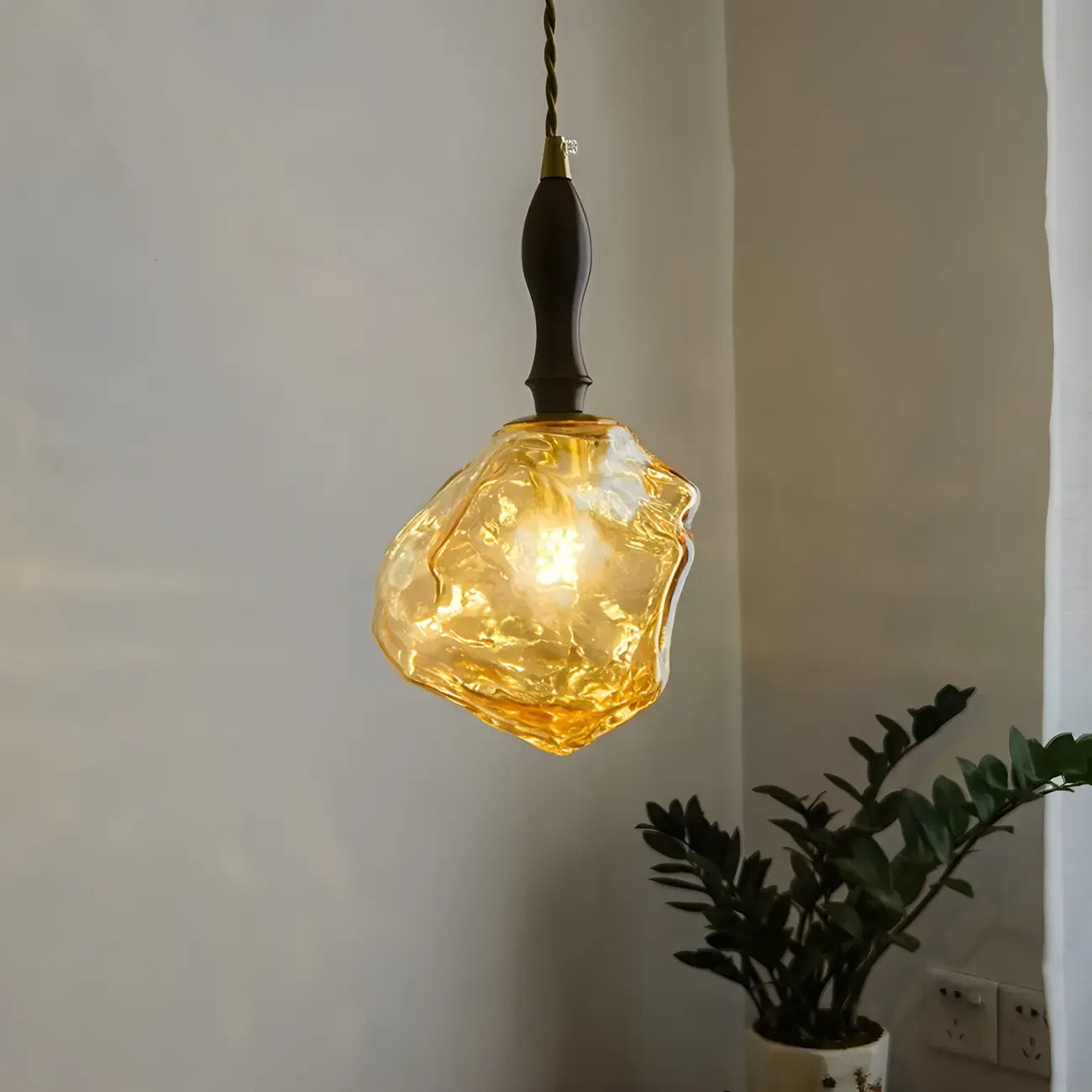Suspension moderne en cristal ambré irrégulier pour la décoration intérieure