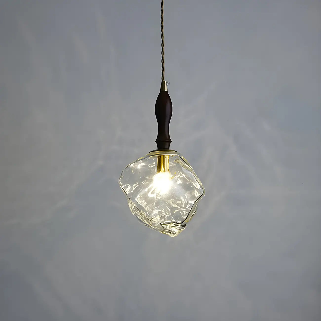 Suspension moderne en cristal ambré irrégulier pour la décoration intérieure