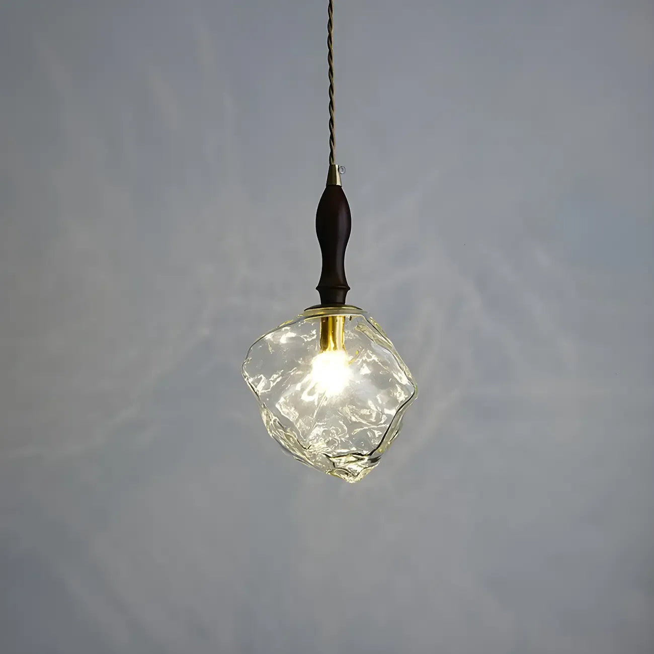 Suspension moderne en cristal ambré irrégulier pour la décoration intérieure
