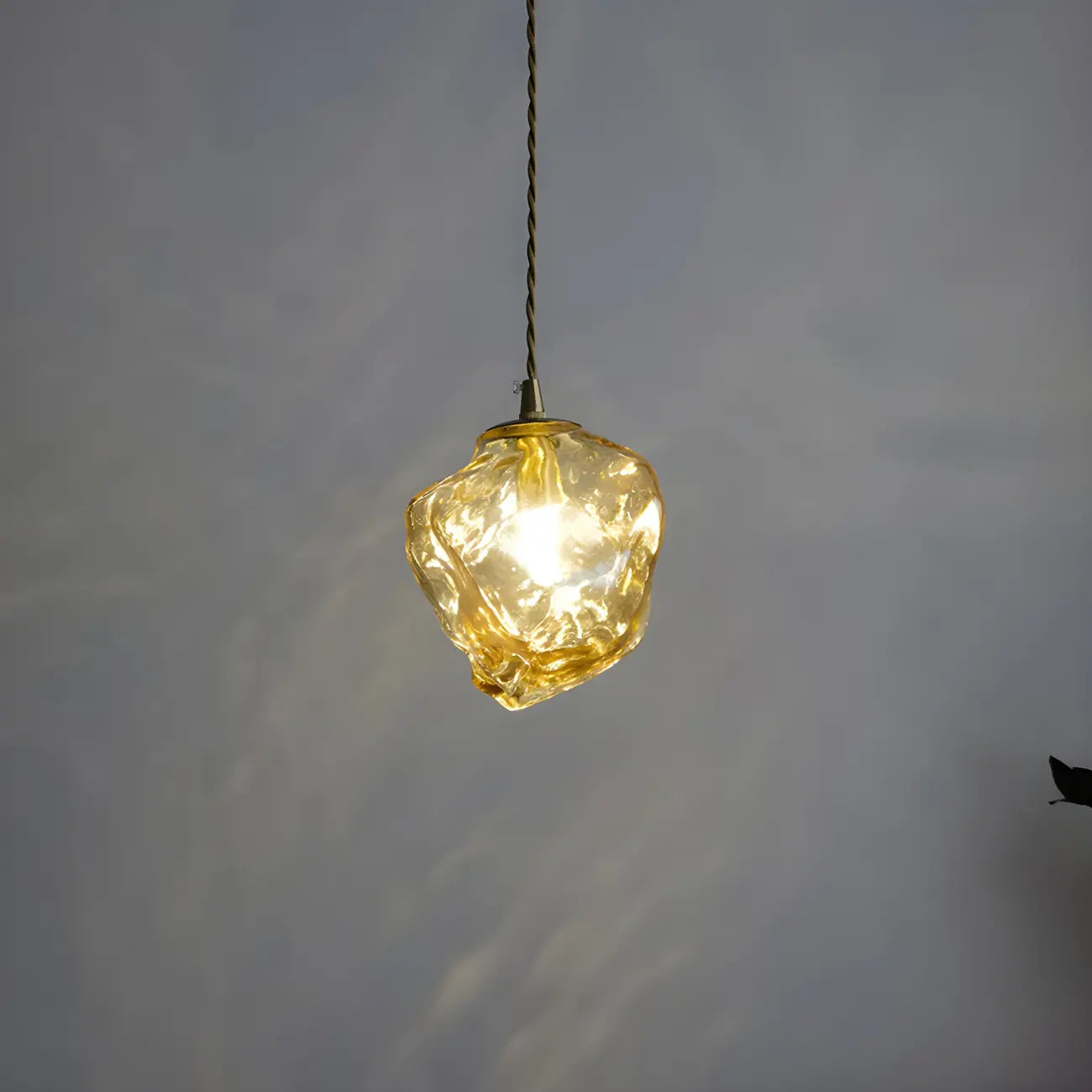 Suspension moderne en cristal ambré irrégulier pour la décoration intérieure