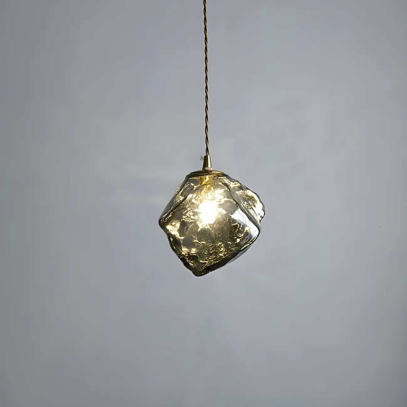 Suspension moderne en cristal ambré irrégulier pour la décoration intérieure