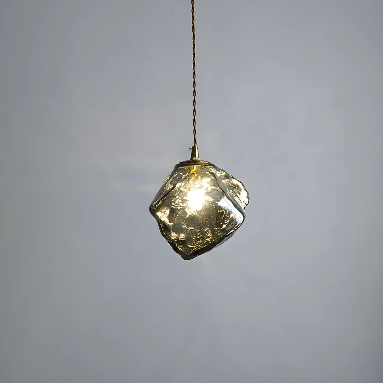 Suspension moderne en cristal ambré irrégulier pour la décoration intérieure