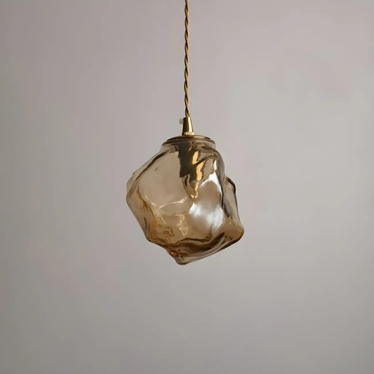 Suspension moderne en cristal ambré irrégulier pour la décoration intérieure