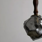 Suspension moderne en cristal ambré irrégulier pour la décoration intérieure