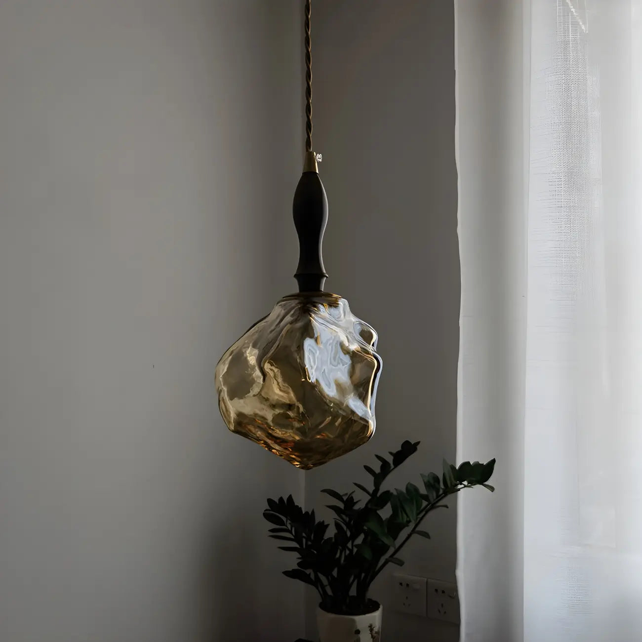 Suspension moderne en cristal ambré irrégulier pour la décoration intérieure