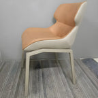 Chaise de salle à manger rembourrée en similicuir camel avec pieds en métal