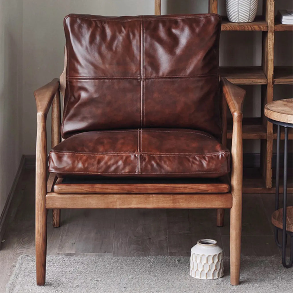 Fauteuil en cuir avec accoudoirs en bois pour salon