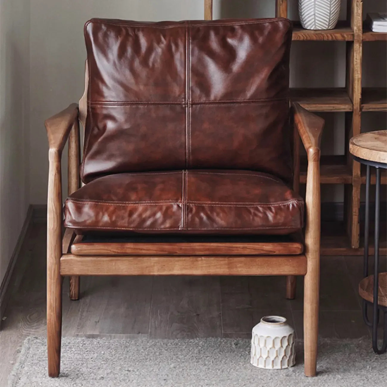 Fauteuil en cuir avec accoudoirs en bois pour salon
