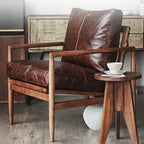 Fauteuil en cuir avec accoudoirs en bois pour salon
