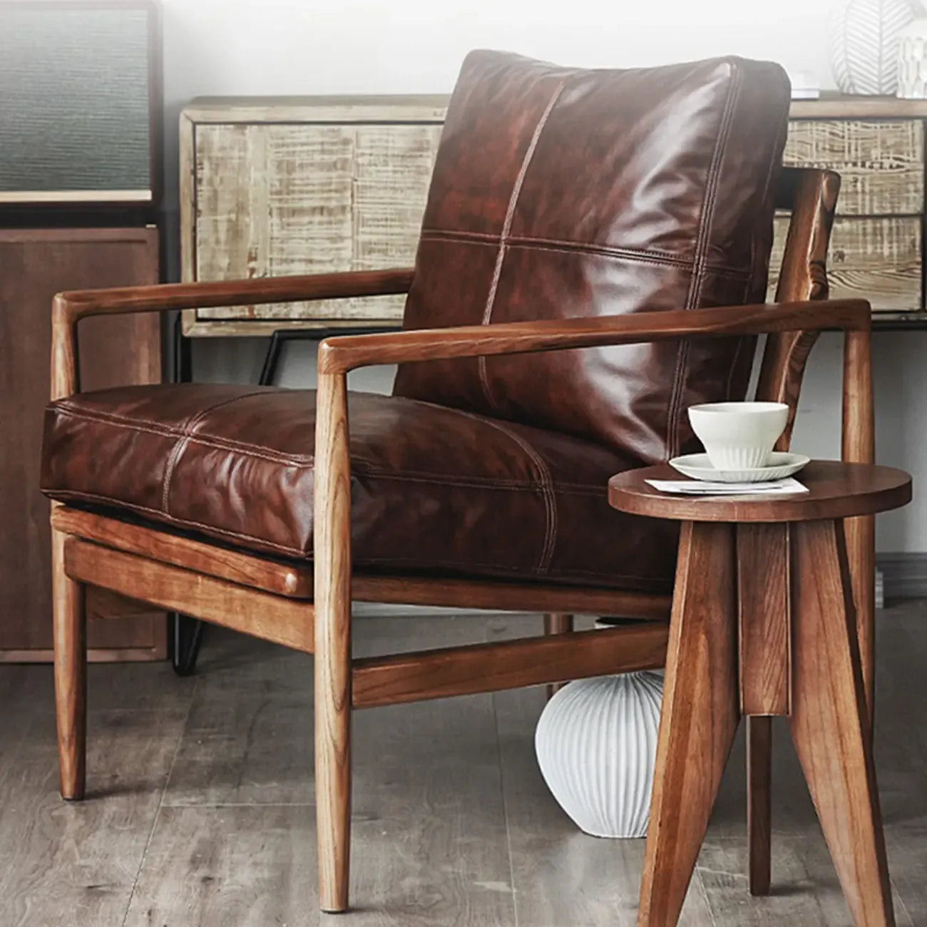 Fauteuil en cuir avec accoudoirs en bois pour salon