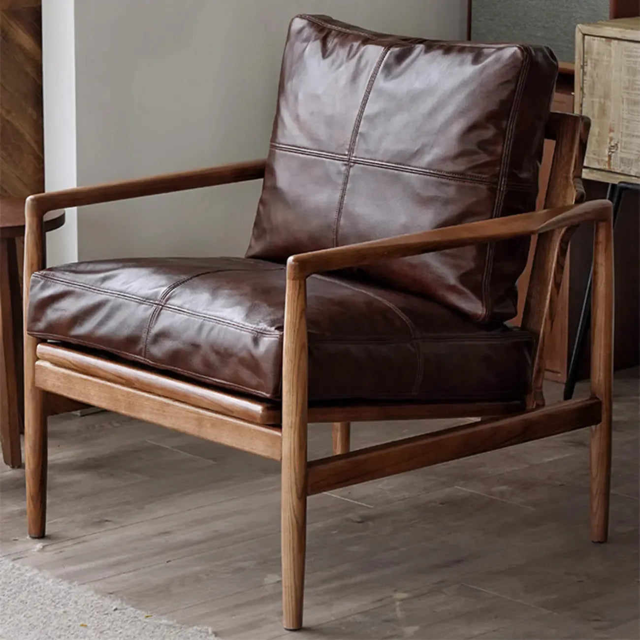 Fauteuil en cuir avec accoudoirs en bois pour salon