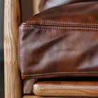 Fauteuil en cuir avec accoudoirs en bois pour salon