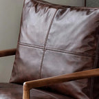 Fauteuil en cuir avec accoudoirs en bois pour salon