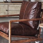 Fauteuil en cuir avec accoudoirs en bois pour salon