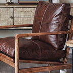 Fauteuil en cuir avec accoudoirs en bois pour salon