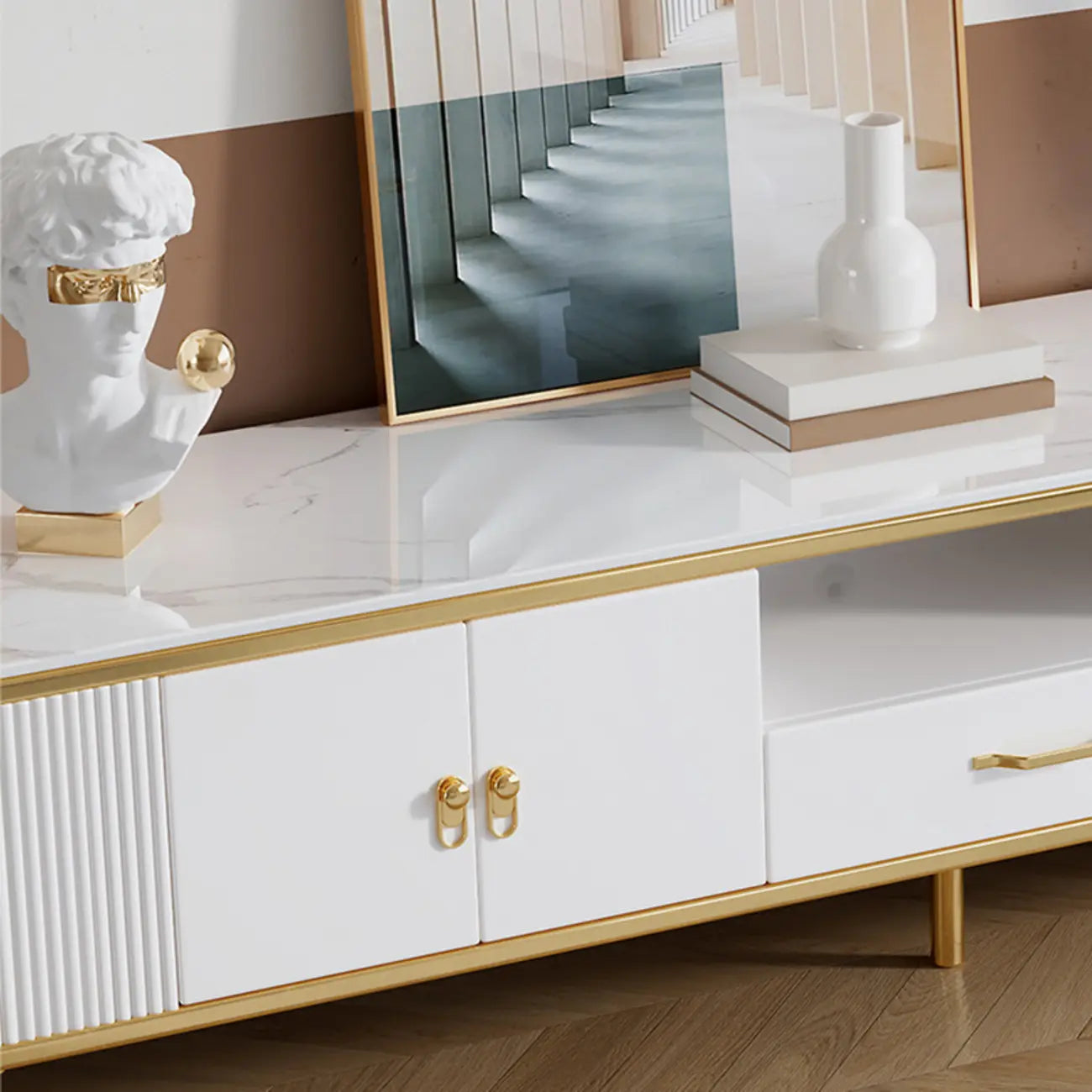 Meuble TV glamour en pierre blanche brillante avec gestion des câbles