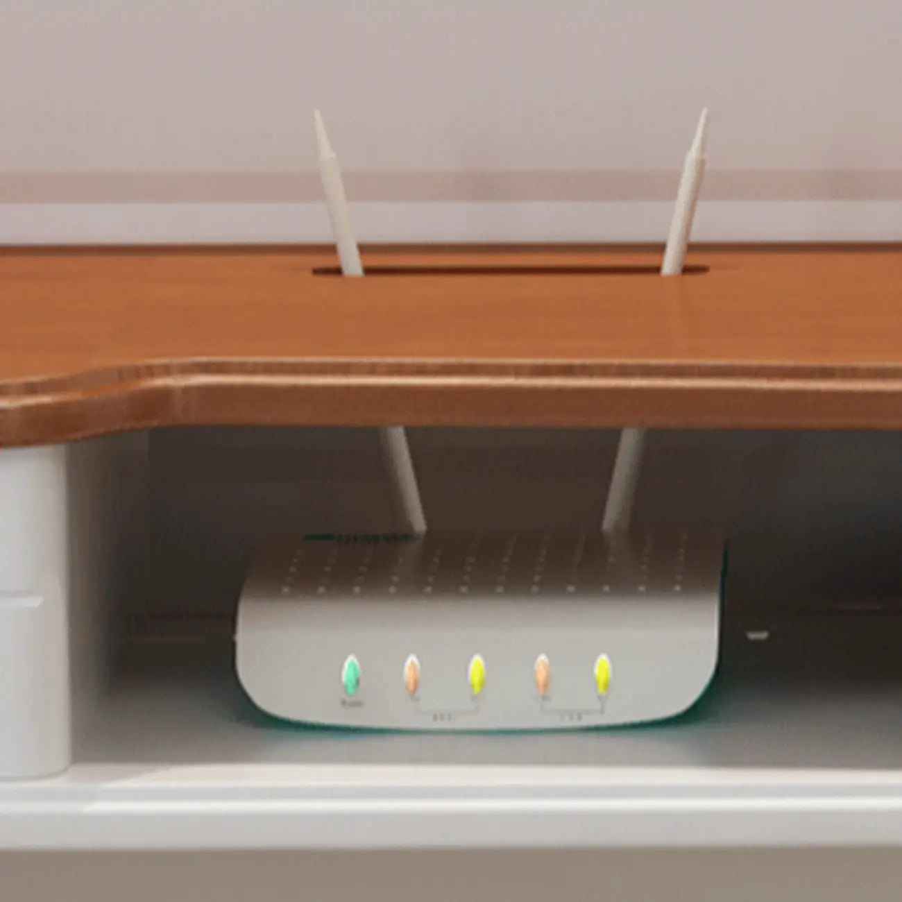 Meuble TV en bois brun et blanc avec gestion des câbles pour salon