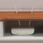 Meuble TV en bois brun et blanc avec gestion des câbles pour salon