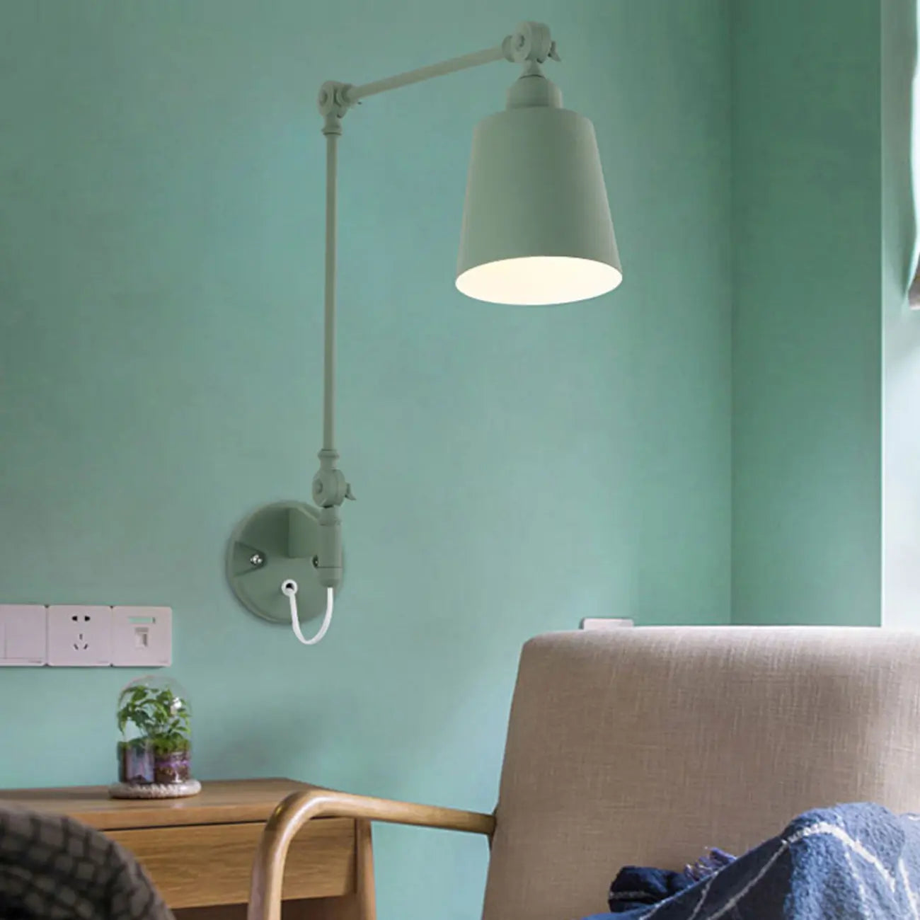 Lampada da parete con braccio orientabile in ferro per comodino/studio