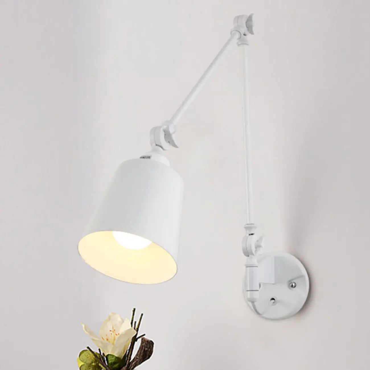 Lampada da parete con braccio orientabile in ferro per comodino/studio