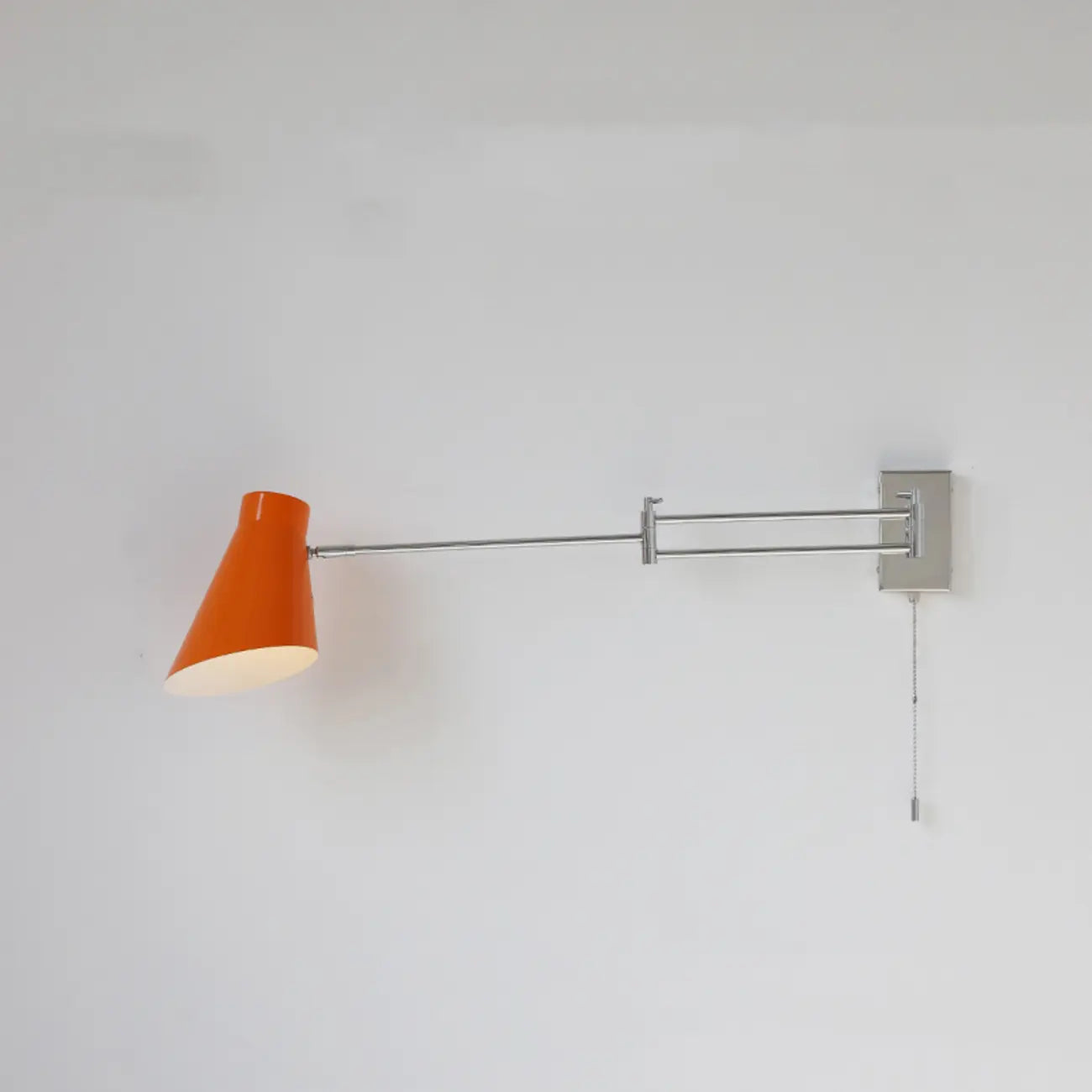 Applique murale minimaliste à bras articulé et chaînette pour la décoration de chambre