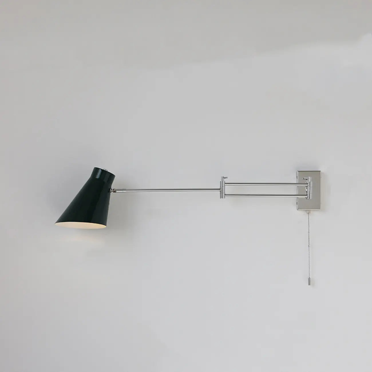 Applique murale minimaliste à bras articulé et chaînette pour la décoration de chambre