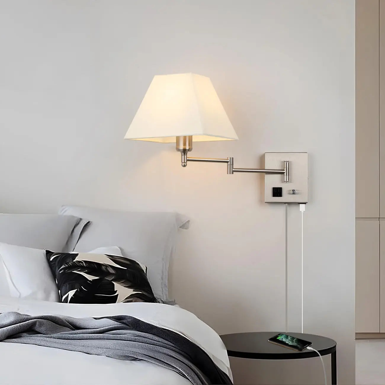 Applique murale élégante à bras articulé avec port USB pour une utilisation de chevet