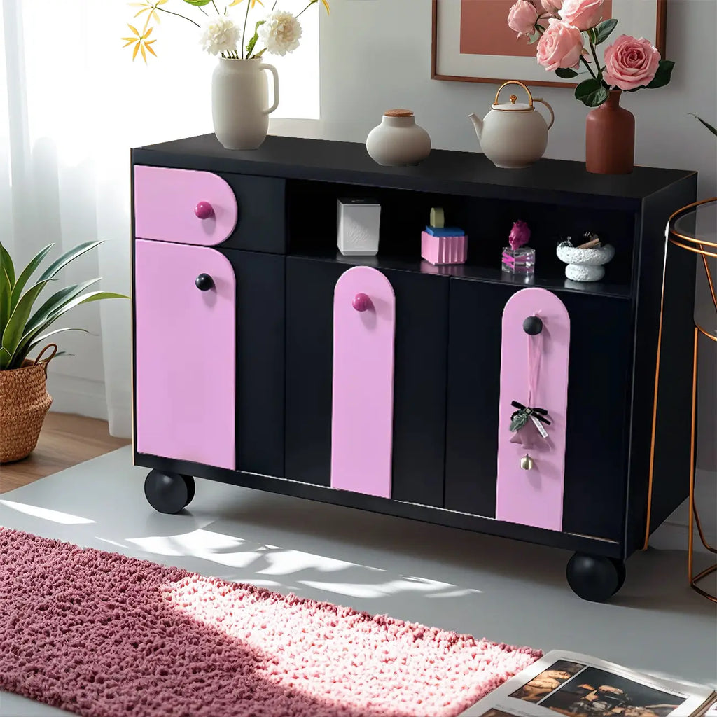 Adorabile mobiletto d'accento viola con mensola esterna