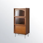 Cassettiera moderna ad accento in pino marrone da 50" con anta in vetro