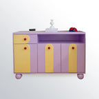 Adorabile mobiletto d'accento viola con mensola esterna