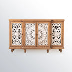 Meuble de style campagnard français pour salon avec portes sculptées