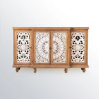 Meuble de style campagnard français pour salon avec portes sculptées