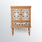 Meuble de style campagnard français pour salon avec portes sculptées