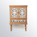 Meuble de style campagnard français pour salon avec portes sculptées