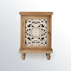 Meuble de style campagnard français pour salon avec portes sculptées