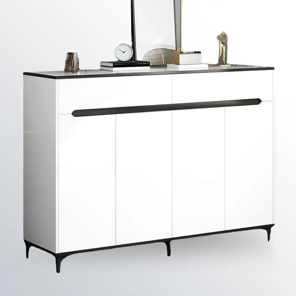 Meuble de cuisine minimaliste en bois blanc avec portes