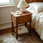 Table d'appoint en bois brun à 1 tiroir avec étagère, idéale pour les petits espaces