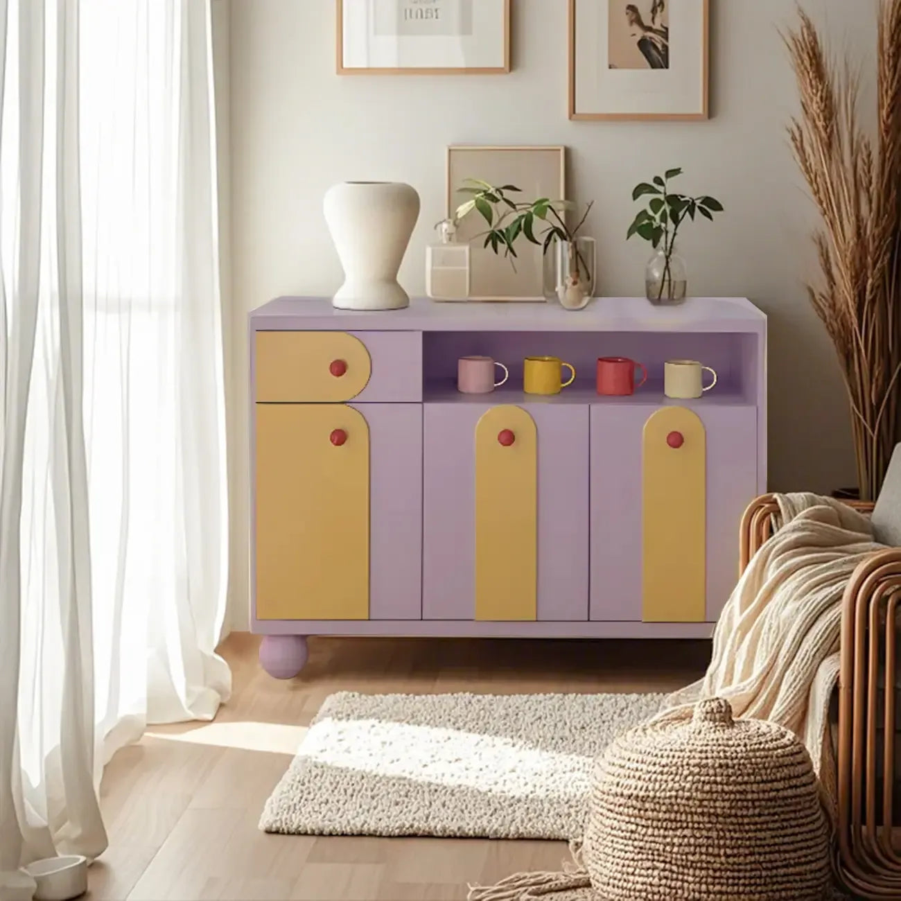Adorabile mobiletto d'accento viola con mensola esterna