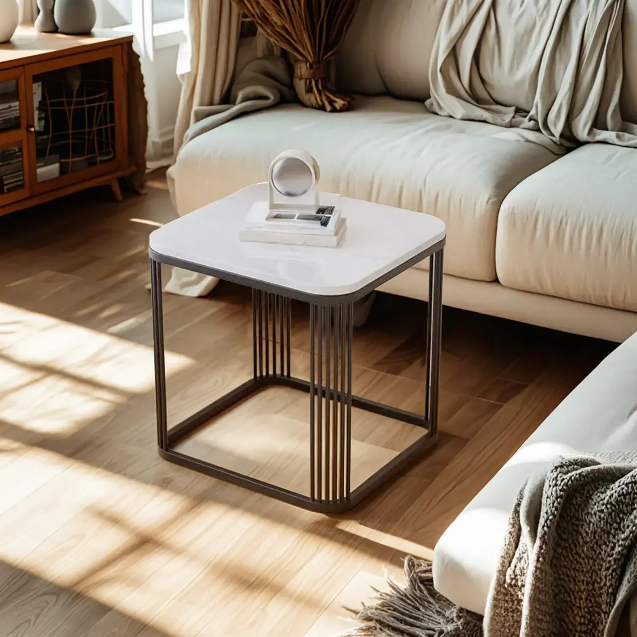 Table d'appoint carrée glamour en métal et marbre pour salon