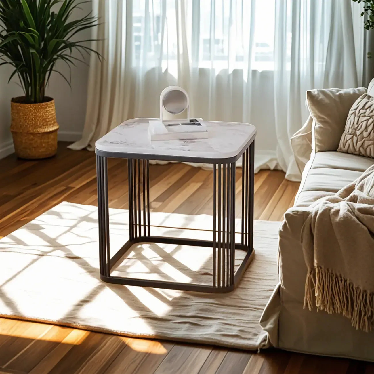 Table d'appoint carrée glamour en métal et marbre pour salon