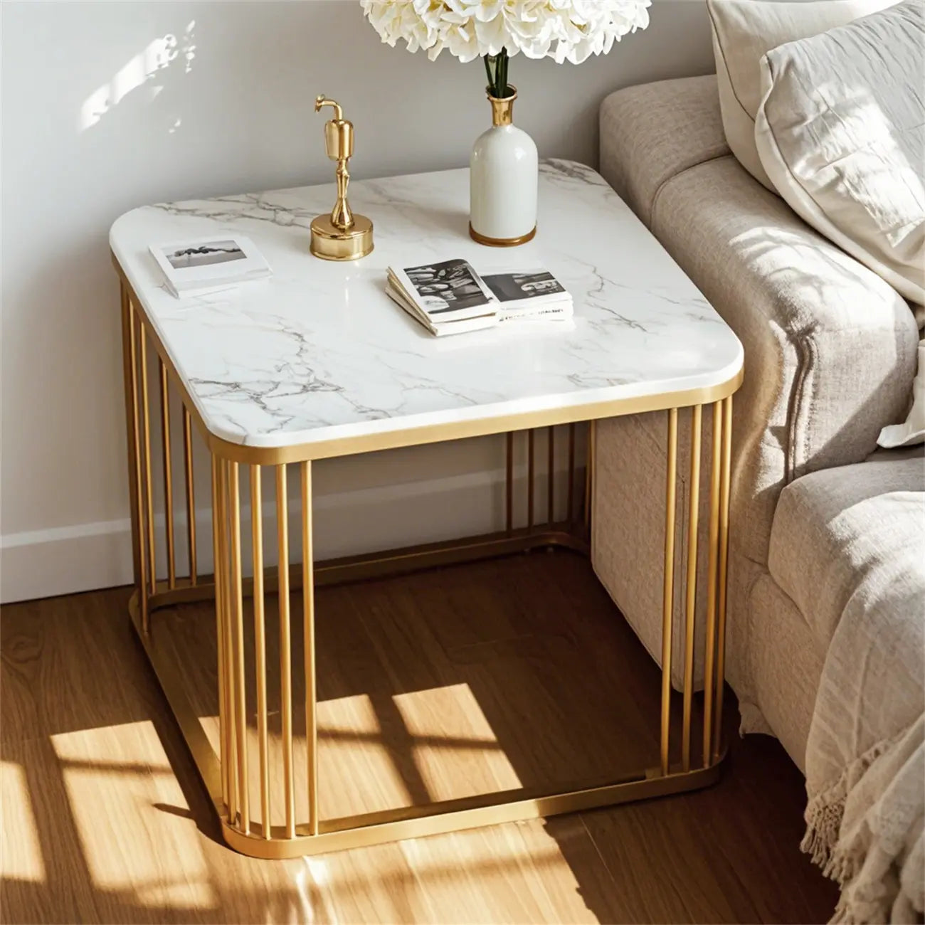 Table d'appoint carrée glamour en métal et marbre pour salon