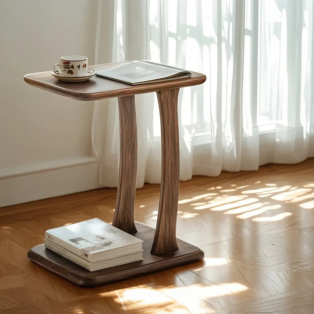 Table d'appoint élégante en bois massif en forme de C pour le salon