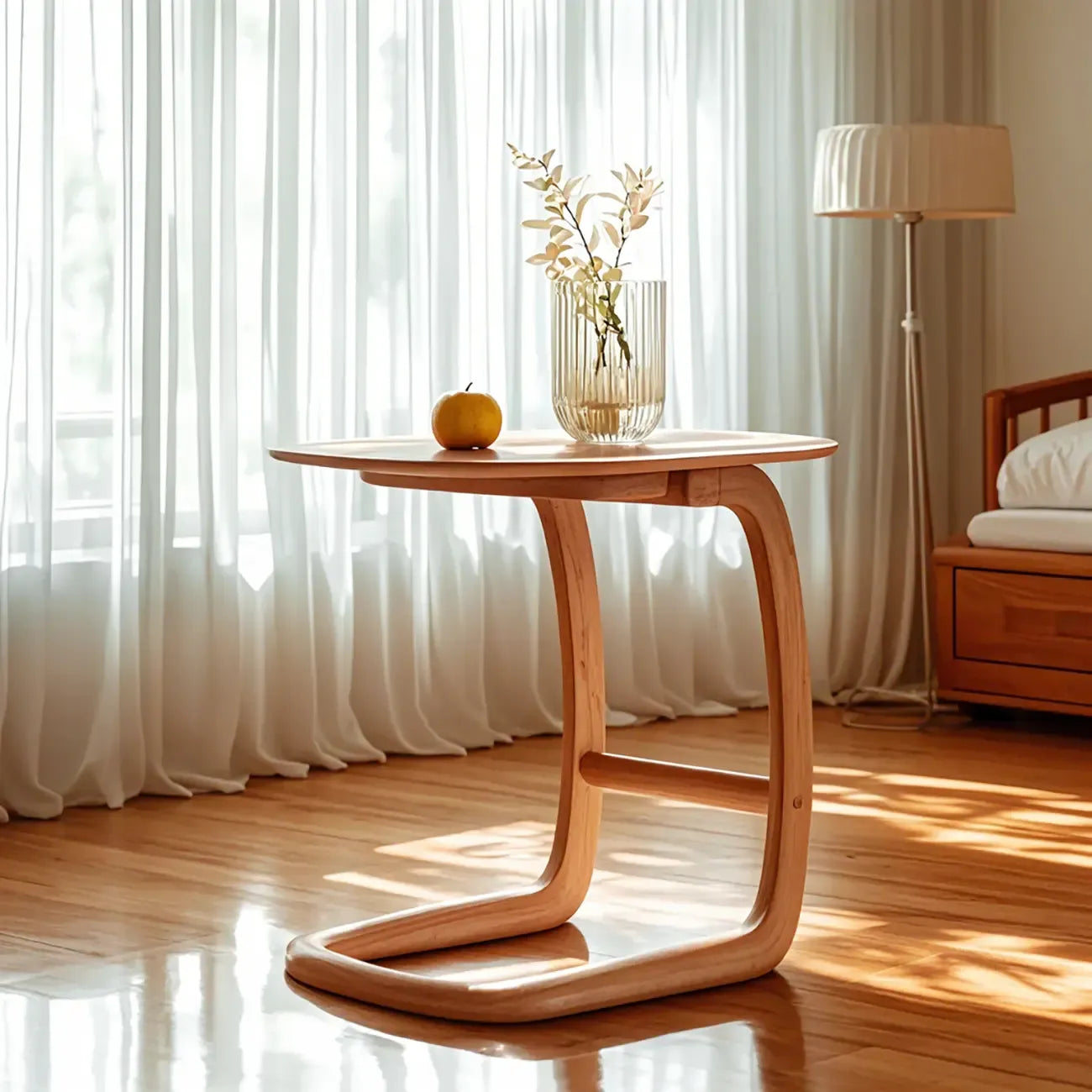 Table d'appoint élégante en bois massif en forme de C pour le salon