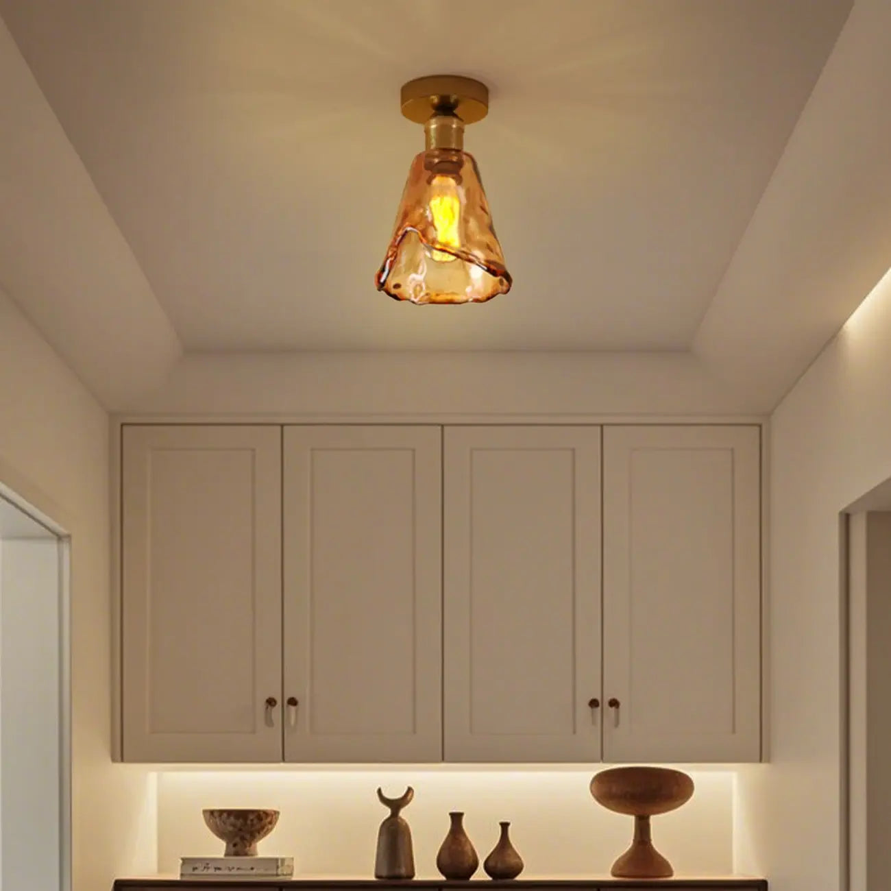 Plafonnier semi-encastré moderne en laiton et verre ambré, forme conique.