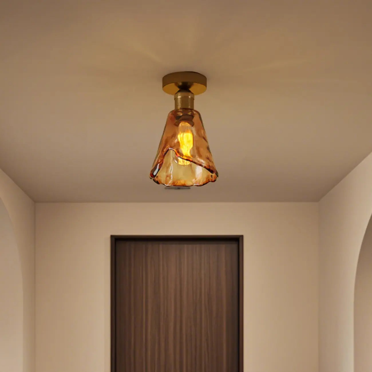 Plafonnier semi-encastré moderne en laiton et verre ambré, forme conique.