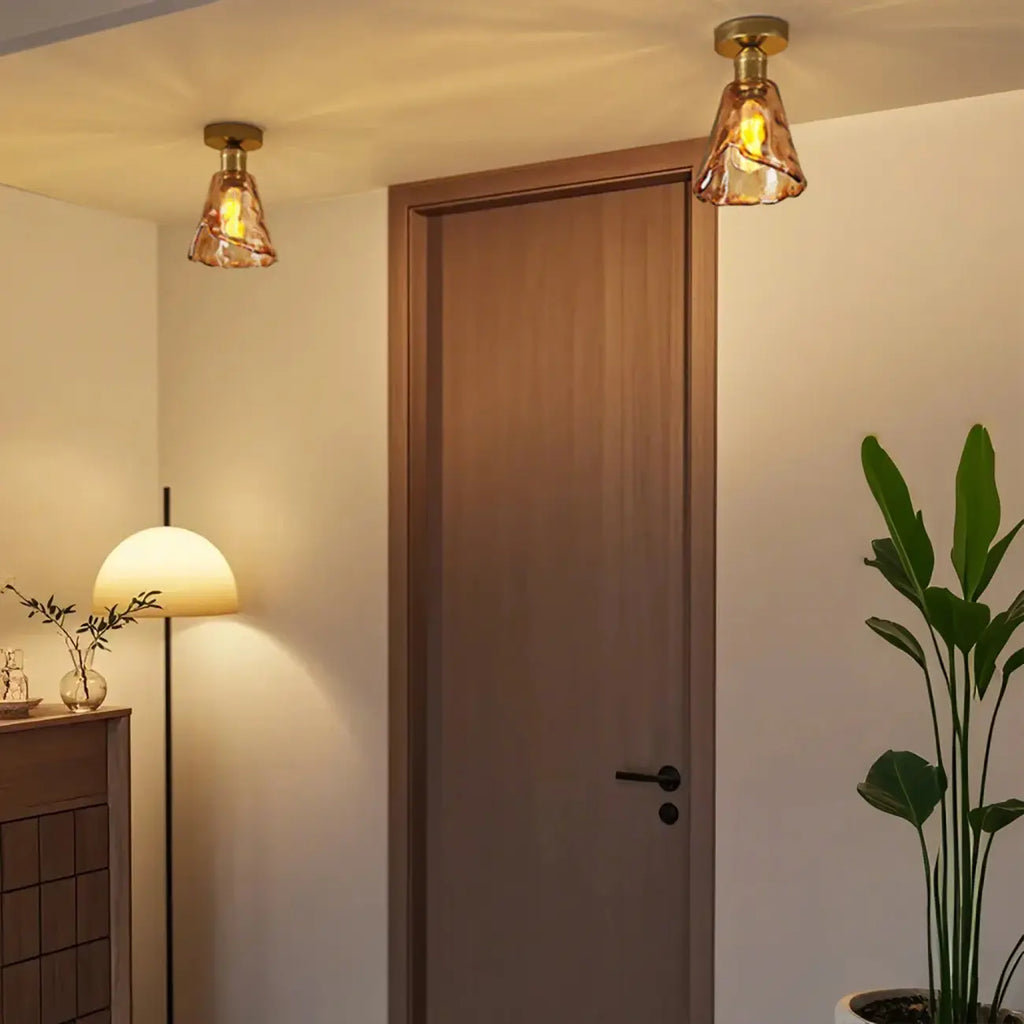 Plafonnier semi-encastré moderne en laiton et verre ambré, forme conique.